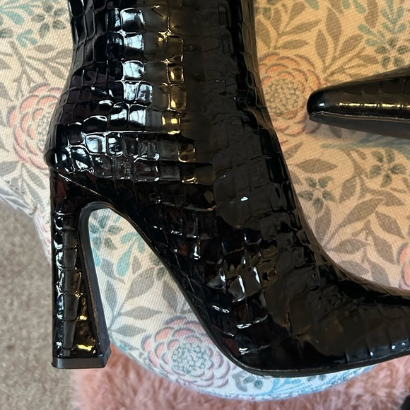 Black Crocodile Pattern Boots - Picture 5 of 6